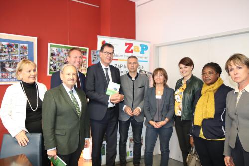 Bundesminister Dr. Gerd Müller besucht das Puchheimer Mehrgenerationenhaus ZaP und das Stadtteilzentrum Planie